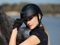 Kask jeździecki: Jak wybrać idealny i chronić swoją głowę?