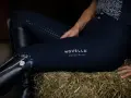 Damskie bryczesy jeździeckie Novella Equestrian w kolorze granatowym, z pełnym lejem i błyszczącymi elementami.