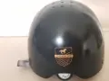 Czarny kask jeździecki Fouganza z logo konia i tarczą.