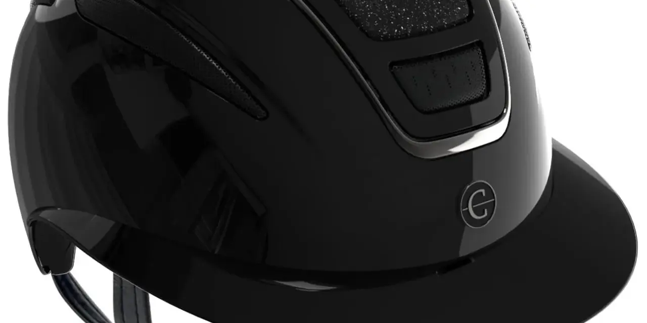Kask z szerokim daszkiem: Styl i ochrona. Co musisz wiedzieć?