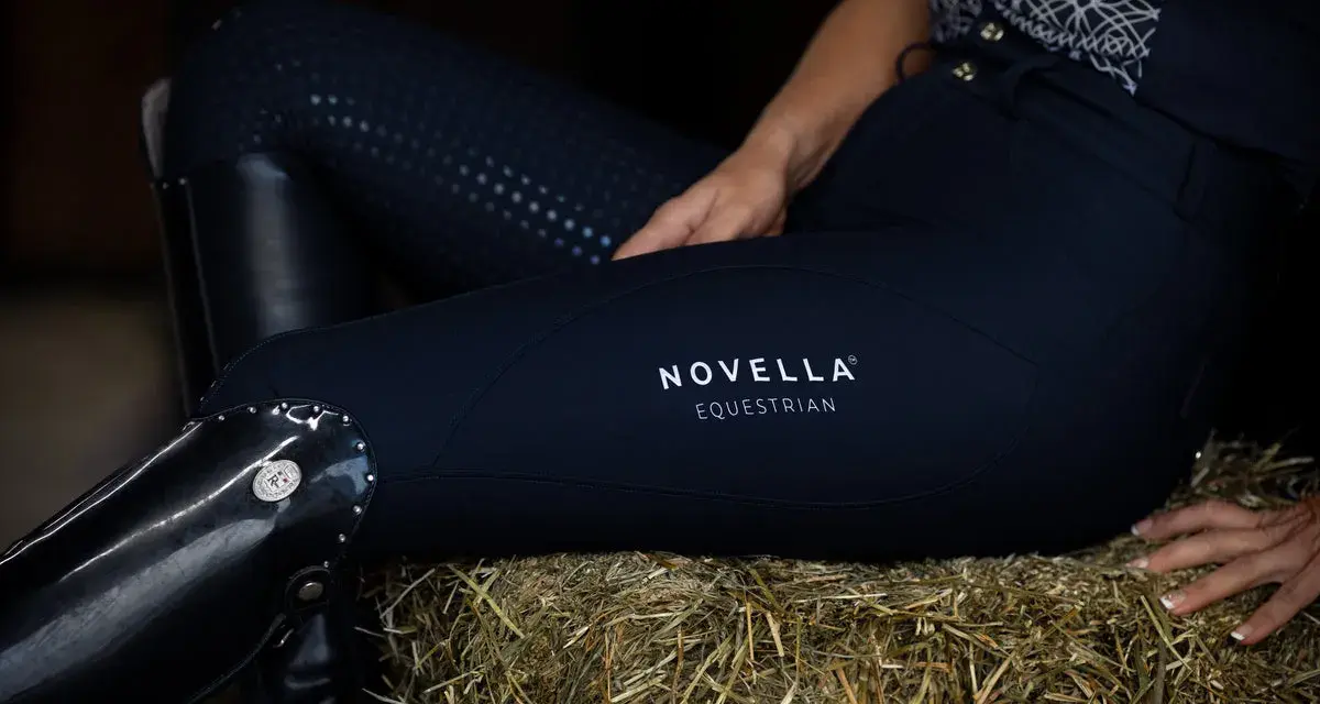 Damskie bryczesy jeździeckie Novella Equestrian w kolorze granatowym, z pełnym lejem i błyszczącymi elementami.