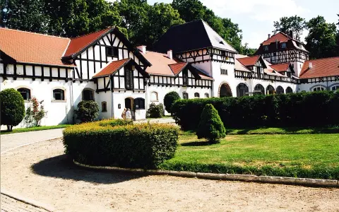 Stadnina Koni Książ: Co musisz wiedzieć przed wizytą?