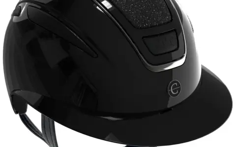 Kask z szerokim daszkiem: Styl i ochrona. Co musisz wiedzieć?