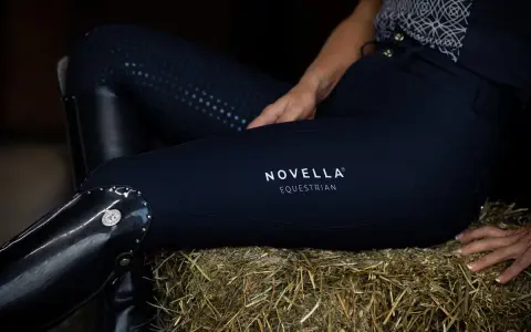 Damskie bryczesy jeździeckie Novella Equestrian w kolorze granatowym, z pełnym lejem i błyszczącymi elementami.