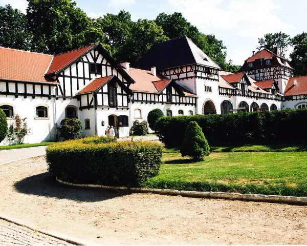 Stadnina Koni Książ: Co musisz wiedzieć przed wizytą?