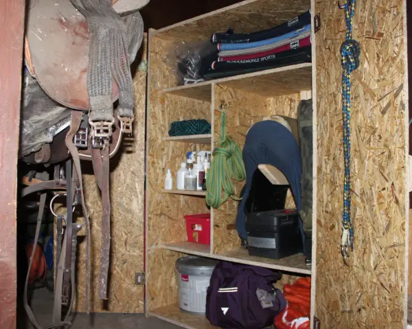 Szafa na sprzęt jeździecki: Wybierz mądrze! Poradnik + DIY