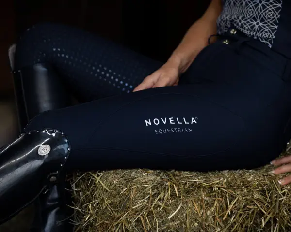 Damskie bryczesy jeździeckie Novella Equestrian w kolorze granatowym, z pełnym lejem i błyszczącymi elementami.