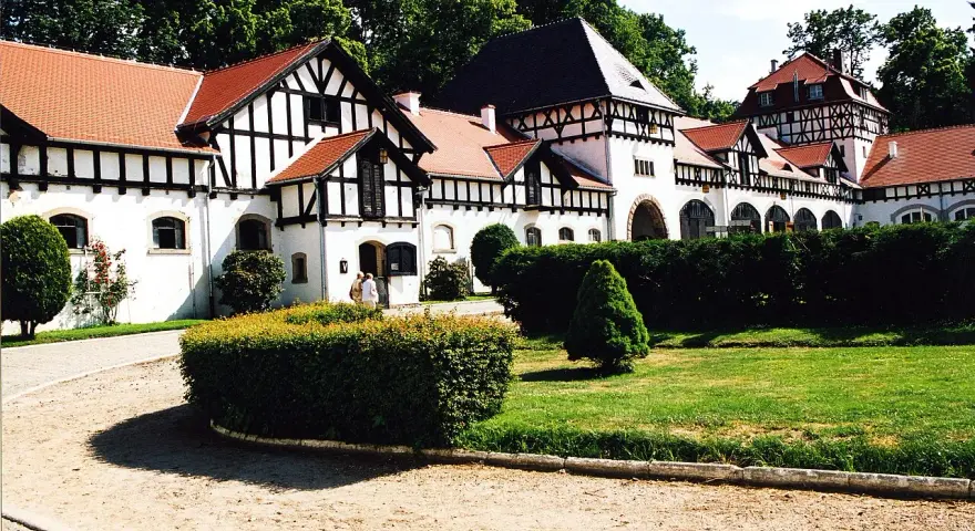 Stadnina Koni Książ: Co musisz wiedzieć przed wizytą?