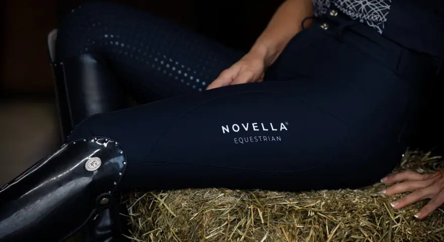 Damskie bryczesy jeździeckie Novella Equestrian w kolorze granatowym, z pełnym lejem i błyszczącymi elementami.