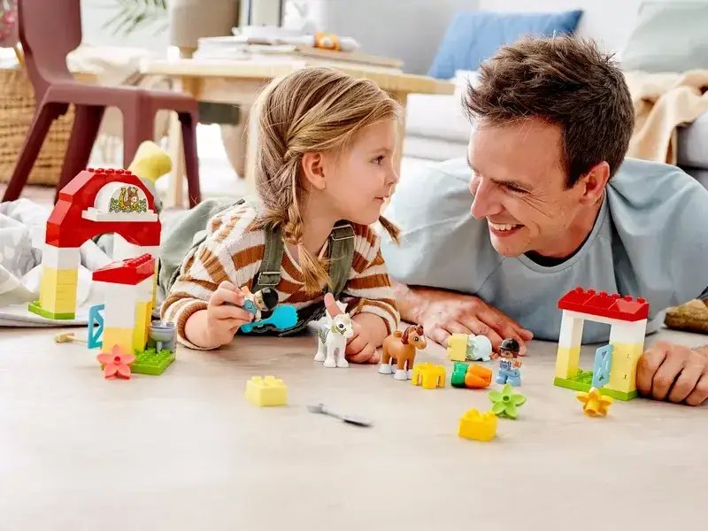 dziecko bawi się LEGO Duplo stadnina